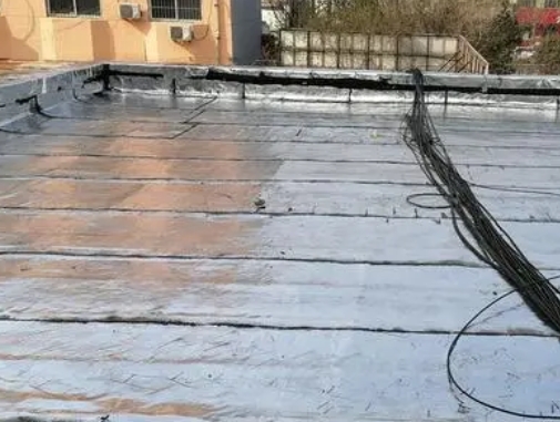 长兴卫生间漏水维修公司分享下长兴屋面楼顶防水刚性防水层施工要点。